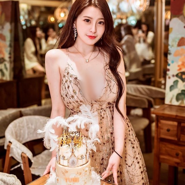 Hot girl mặc nội y khoe vết tiêm vắc xin COVID-19 gây bão mạng - Hình 11 Hot girl mac noi y khoe vet tiem vac xin COVID-19 gay bao mang-Hinh-11