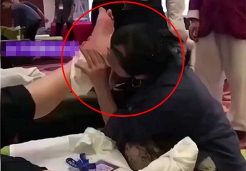 Choáng váng nhân viên dùng răng miệng để massage chân cho khách Choang vang nhan vien dung rang mieng de massage chan cho khach