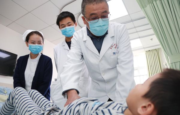 Bé trai hư thận vì làm điều này trên lớp Be trai hu than vi lam dieu nay tren lop