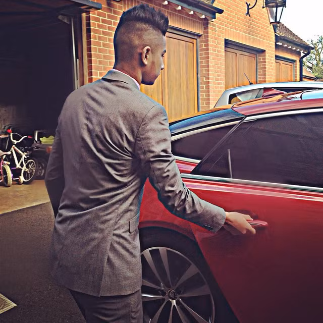 Chan dung cau thu Brunei giau nhat the gioi: Dep trai, sanh dieu-Hinh-3