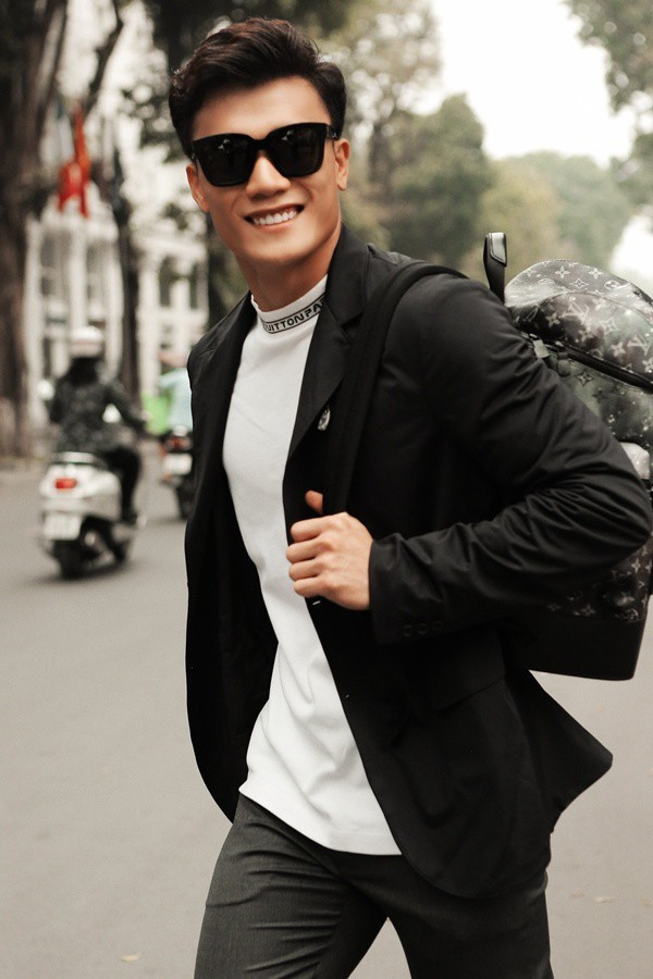 Thủ môn Bùi Tiến Dũng chất lừ với loạt trang phục hàng hiệu - Hình 2 Thu mon Bui Tien Dung chat lu voi loat trang phuc hang hieu-Hinh-2