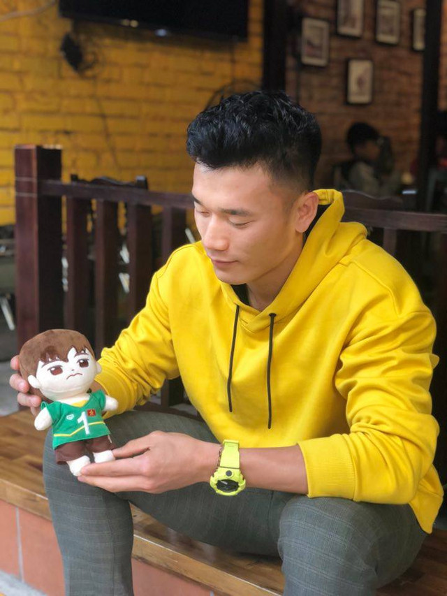 Thủ môn Bùi Tiến Dũng chất lừ với loạt trang phục hàng hiệu - Hình 7 Thu mon Bui Tien Dung chat lu voi loat trang phuc hang hieu-Hinh-7