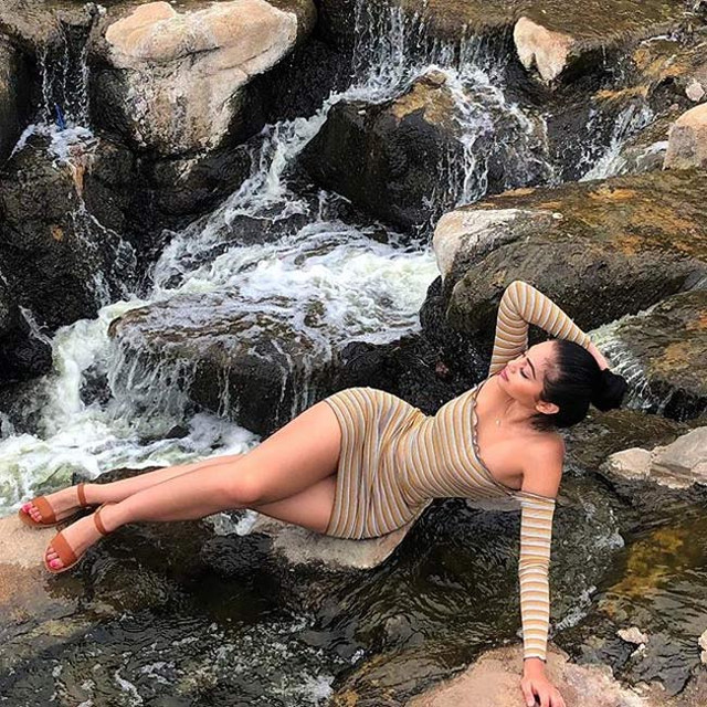 Phong cách thời trang “nóng bỏng” của người mẫu có vòng 3 hơn 1m - Hình 2 Phong cach thoi trang “nong bong” cua nguoi mau co vong 3 hon 1m-Hinh-2