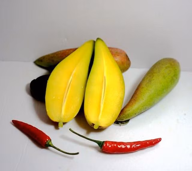 Loai xoai gia re nhin nhu trai ot nhung an cuc ngon o Trung Quoc-Hinh-2