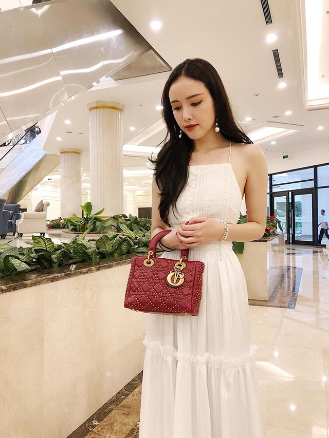 Em gái hoa hậu Mai Phương Thúy ăn mặc sành điệu chẳng kém chị gái - Hình 4 Em gai hoa hau Mai Phuong Thuy an mac sanh dieu chang kem chi gai-Hinh-4