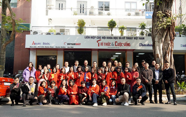 Chủ tịch VUSTA thăm và chúc Tết Báo Tri thức và Cuộc sống - Hình 3 Chu tich VUSTA tham va chuc Tet Bao Tri thuc va Cuoc song-Hinh-3