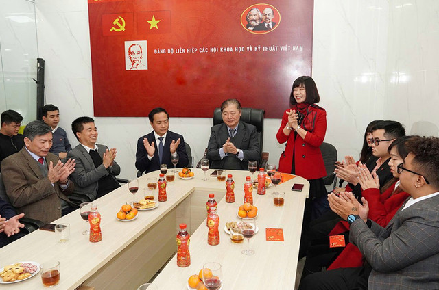 Chủ tịch VUSTA thăm và chúc Tết Báo Tri thức và Cuộc sống - Hình 2 Chu tich VUSTA tham va chuc Tet Bao Tri thuc va Cuoc song-Hinh-2