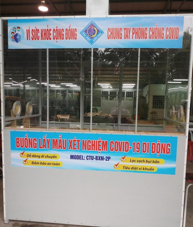 Bên trong buồng lấy mẫu xét nghiệm COVID-19 di động “made in Việt Nam“ Ben trong buong lay mau xet nghiem COVID-19 di dong “made in Viet Nam“