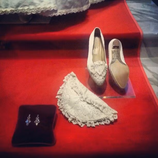 Bi mat thu vi ve doi giay cuoi cua Cong nuong Diana-Hinh-6