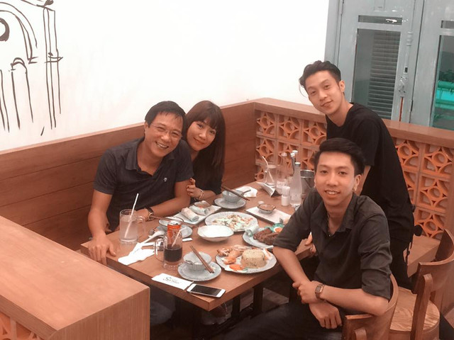 Bố chồng “Nàng dâu order” trẻ trung lịch lãm trong đời thường - Hình 3 Bo chong “Nang dau order” tre trung lich lam trong doi thuong-Hinh-3