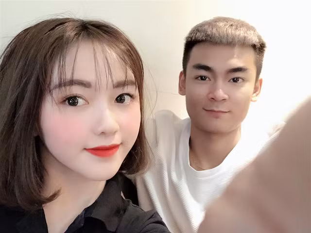 Chau gai Quang Cuon pho bay trang phuc sexy tren mang