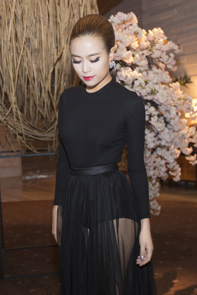 Bỏng mắt với vẻ sexy của Hoàng Thùy Linh ngoài đời - Hình 4 Bong mat voi ve sexy cua Hoang Thuy Linh ngoai doi-Hinh-4