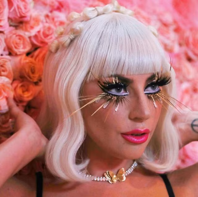 Met Gala: Noi ton vinh nhung phong cach trang diem quai di