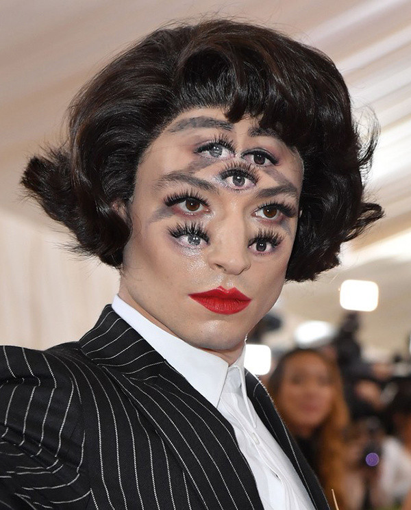 Met Gala: Nơi tôn vinh những phong cách trang điểm quái dị - Hình 4 Met Gala: Noi ton vinh nhung phong cach trang diem quai di-Hinh-4