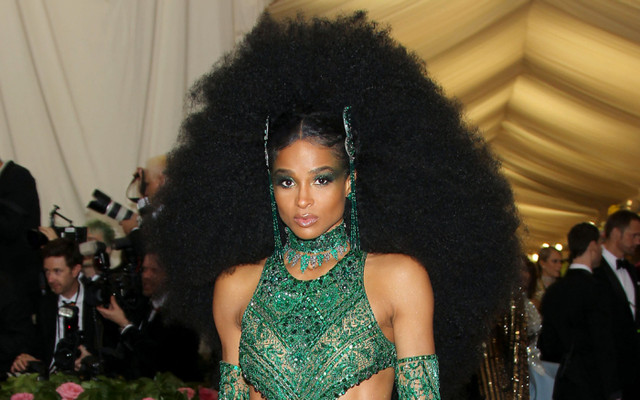 Met Gala: Nơi tôn vinh những phong cách trang điểm quái dị - Hình 12 Met Gala: Noi ton vinh nhung phong cach trang diem quai di-Hinh-12