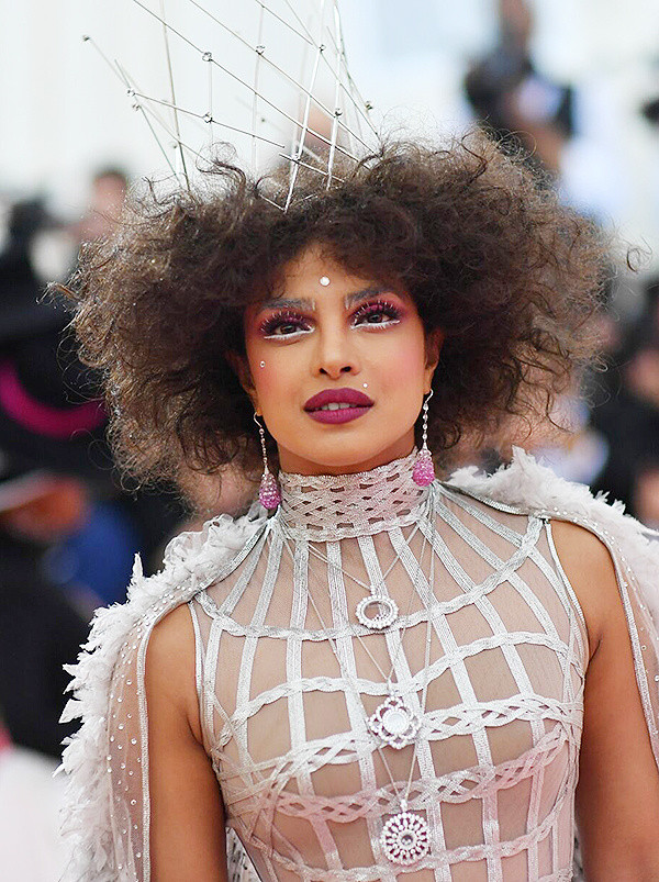 Met Gala: Nơi tôn vinh những phong cách trang điểm quái dị - Hình 6 Met Gala: Noi ton vinh nhung phong cach trang diem quai di-Hinh-6