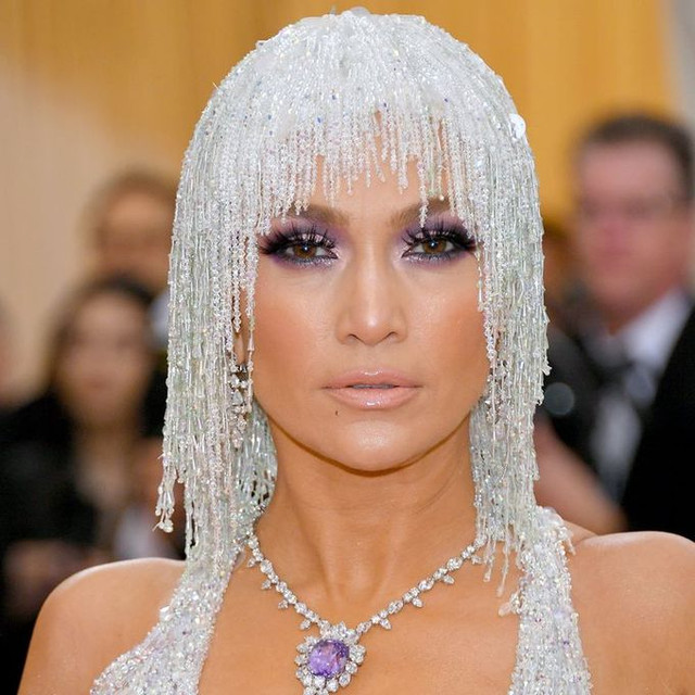 Met Gala: Nơi tôn vinh những phong cách trang điểm quái dị - Hình 3 Met Gala: Noi ton vinh nhung phong cach trang diem quai di-Hinh-3