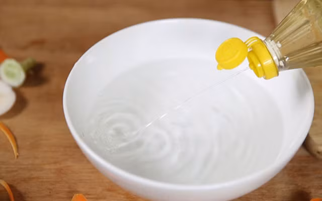 Dung thu re tien, co san trong nha nay lau bep gas, vai giay sau sach bong nhu moi-Hinh-2