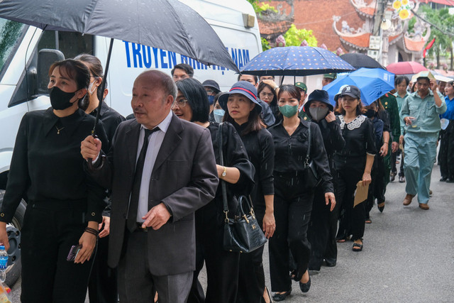 Nguoi dan xep hang dai cho vieng Tong Bi thu Nguyen Phu Trong o que nha-Hinh-4