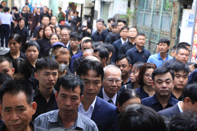 Nguoi dan xep hang dai cho vieng Tong Bi thu Nguyen Phu Trong o que nha-Hinh-10