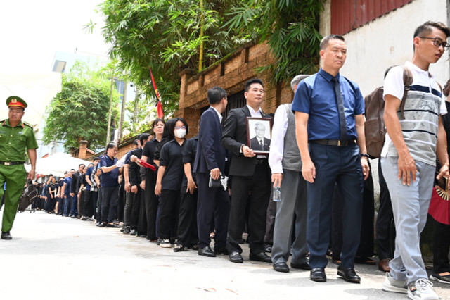 Nguoi dan xep hang dai cho vieng Tong Bi thu Nguyen Phu Trong o que nha