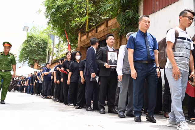 Nguoi dan xep hang dai cho vieng Tong Bi thu Nguyen Phu Trong o que nha