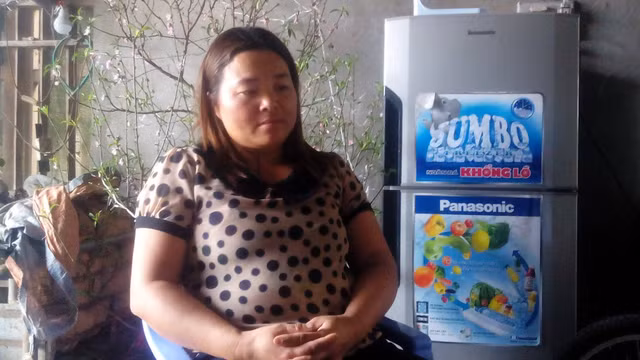 CA xã dùng còng số 8 khống chế dân, cấm khách mua hàng? - Hình 2 CA xa dung cong so 8 khong che dan, cam khach mua hang?-Hinh-2