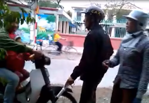 CA xã dùng còng số 8 khống chế dân, cấm khách mua hàng? CA xa dung cong so 8 khong che dan, cam khach mua hang?