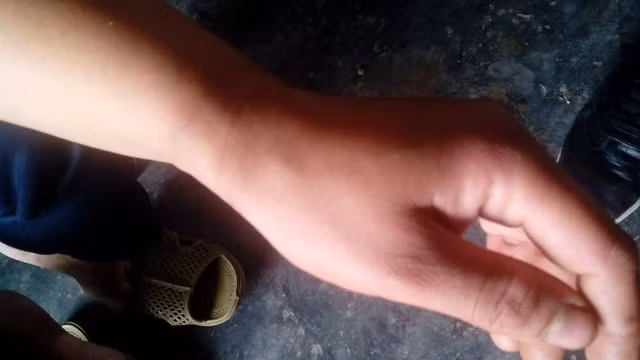 CA xã dùng còng số 8 khống chế dân, cấm khách mua hàng? - Hình 3 CA xa dung cong so 8 khong che dan, cam khach mua hang?-Hinh-3