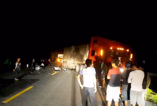 Dau dau xe container, 2 thanh nien trung ho ten tu vong tai cho