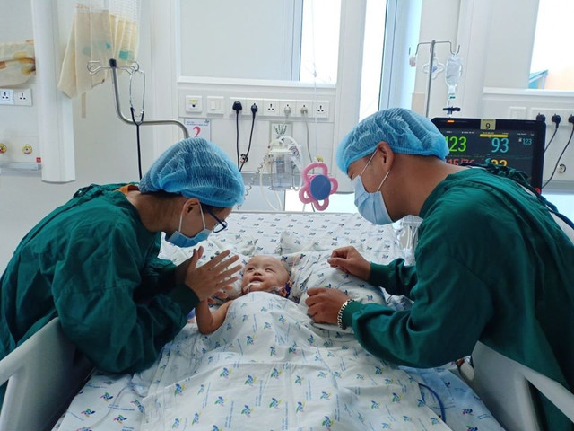 “Tan chảy” nụ cười hạnh phúc của Trúc Nhi - Diệu Nhi khi gặp bố mẹ - Hình 7 “Tan chay” nu cuoi hanh phuc cua Truc Nhi - Dieu Nhi khi gap bo me-Hinh-7