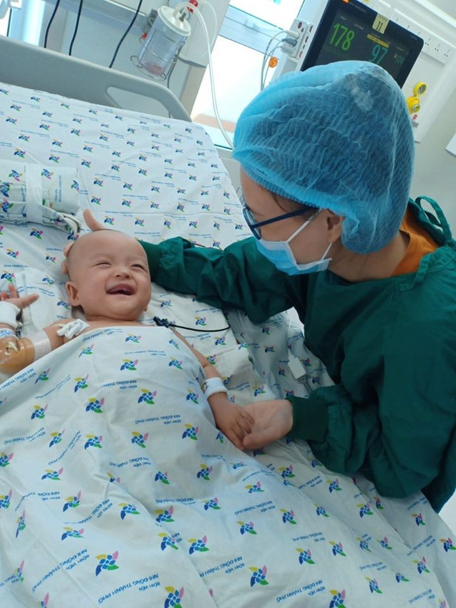 “Tan chảy” nụ cười hạnh phúc của Trúc Nhi - Diệu Nhi khi gặp bố mẹ - Hình 2 “Tan chay” nu cuoi hanh phuc cua Truc Nhi - Dieu Nhi khi gap bo me-Hinh-2