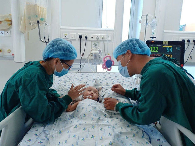 “Tan chảy” nụ cười hạnh phúc của Trúc Nhi - Diệu Nhi khi gặp bố mẹ - Hình 3 “Tan chay” nu cuoi hanh phuc cua Truc Nhi - Dieu Nhi khi gap bo me-Hinh-3