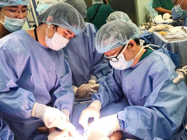 “Tan chảy” nụ cười hạnh phúc của Trúc Nhi - Diệu Nhi khi gặp bố mẹ - Hình 9 “Tan chay” nu cuoi hanh phuc cua Truc Nhi - Dieu Nhi khi gap bo me-Hinh-9