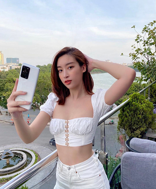 Những nàng hậu Việt diện áo crotop khoe eo thon gợi cảm - Hình 5 Nhung nang hau Viet dien ao crotop khoe eo thon goi cam-Hinh-5