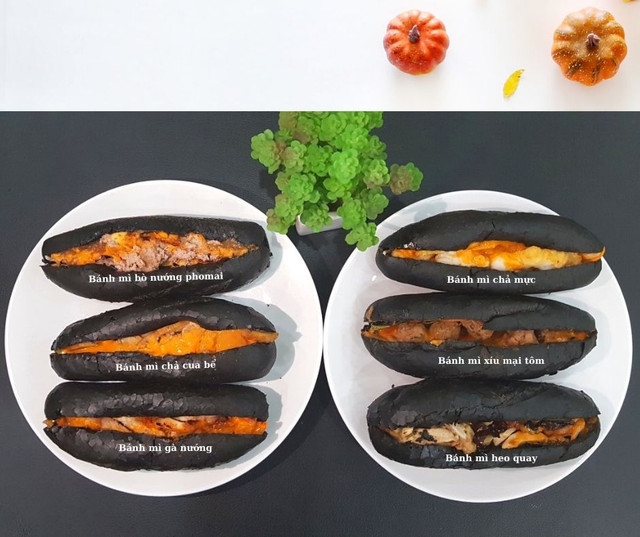 Cận cảnh món bánh mì đen như than đang gây sốt ở Quảng Ninh - Hình 3 Can canh mon banh mi den nhu than dang gay sot o Quang Ninh-Hinh-3