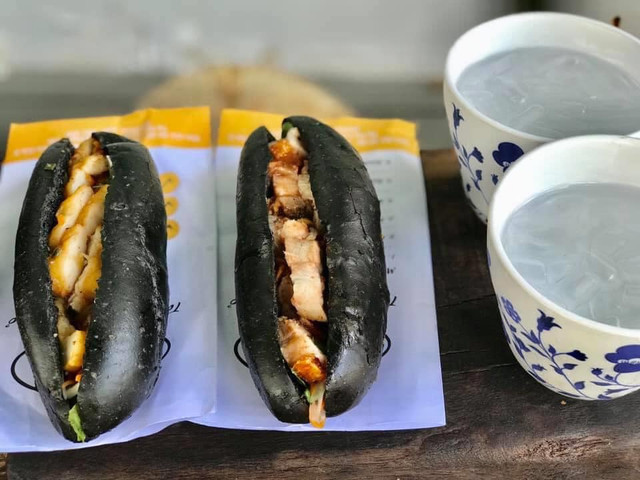 Cận cảnh món bánh mì đen như than đang gây sốt ở Quảng Ninh - Hình 10 Can canh mon banh mi den nhu than dang gay sot o Quang Ninh-Hinh-10