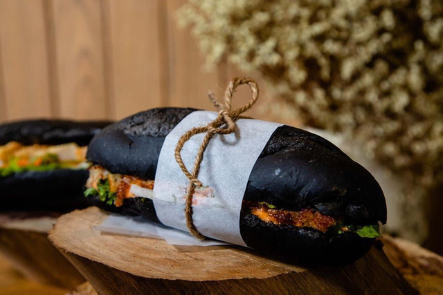 Cận cảnh món bánh mì đen như than đang gây sốt ở Quảng Ninh - Hình 5 Can canh mon banh mi den nhu than dang gay sot o Quang Ninh-Hinh-5