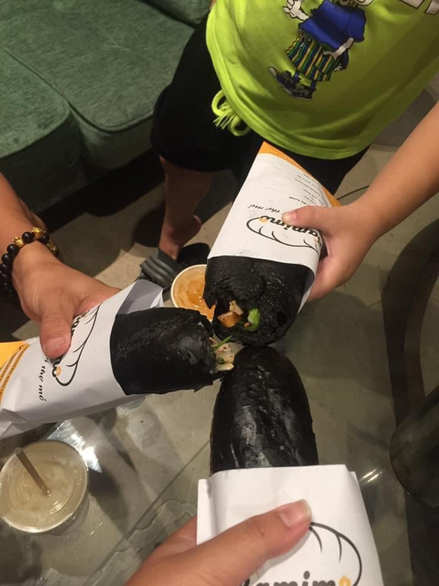 Cận cảnh món bánh mì đen như than đang gây sốt ở Quảng Ninh - Hình 9 Can canh mon banh mi den nhu than dang gay sot o Quang Ninh-Hinh-9