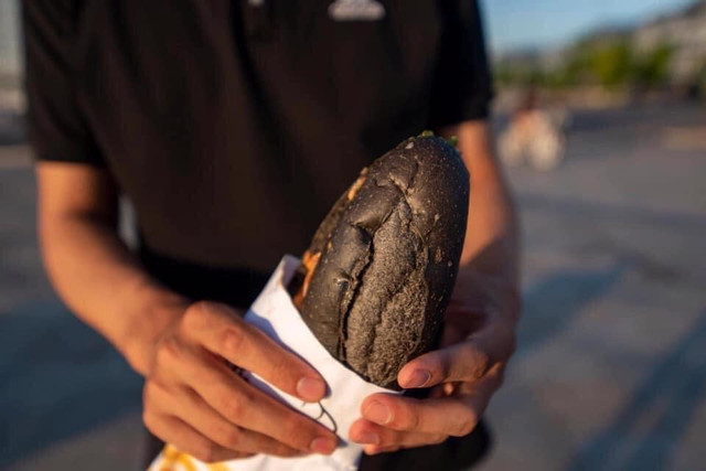 Cận cảnh món bánh mì đen như than đang gây sốt ở Quảng Ninh - Hình 6 Can canh mon banh mi den nhu than dang gay sot o Quang Ninh-Hinh-6