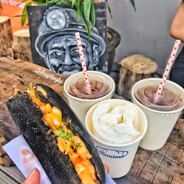 Cận cảnh món bánh mì đen như than đang gây sốt ở Quảng Ninh - Hình 11 Can canh mon banh mi den nhu than dang gay sot o Quang Ninh-Hinh-11