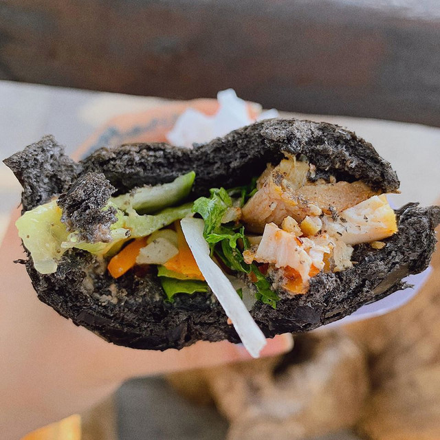 Cận cảnh món bánh mì đen như than đang gây sốt ở Quảng Ninh - Hình 4 Can canh mon banh mi den nhu than dang gay sot o Quang Ninh-Hinh-4