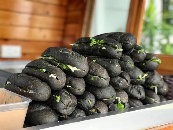 Cận cảnh món bánh mì đen như than đang gây sốt ở Quảng Ninh Can canh mon banh mi den nhu than dang gay sot o Quang Ninh