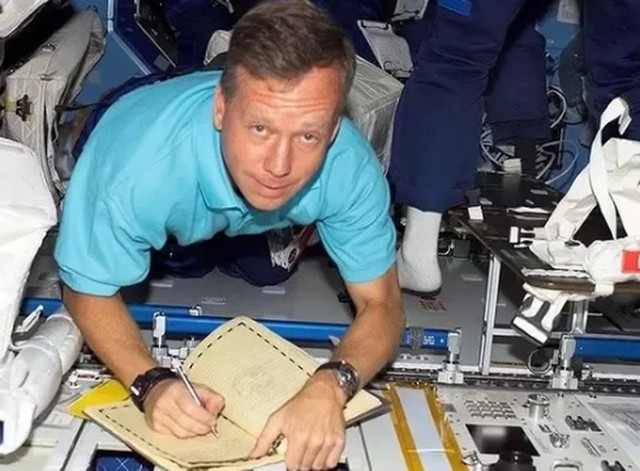 Phi hành gia tuyệt đối không được dùng bút chì trong vũ trụ vì nguyên nhân này - Hình 4 Phi hanh gia tuyet doi khong duoc dung but chi trong vu tru vi nguyen nhan nay-Hinh-4