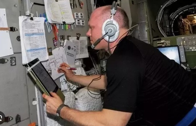 Phi hành gia tuyệt đối không được dùng bút chì trong vũ trụ vì nguyên nhân này - Hình 2 Phi hanh gia tuyet doi khong duoc dung but chi trong vu tru vi nguyen nhan nay-Hinh-2