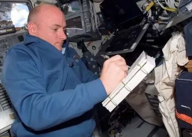 Phi hành gia tuyệt đối không được dùng bút chì trong vũ trụ vì nguyên nhân này - Hình 7 Phi hanh gia tuyet doi khong duoc dung but chi trong vu tru vi nguyen nhan nay-Hinh-7