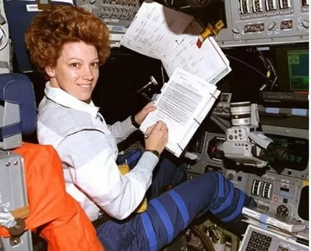 Phi hành gia tuyệt đối không được dùng bút chì trong vũ trụ vì nguyên nhân này - Hình 9 Phi hanh gia tuyet doi khong duoc dung but chi trong vu tru vi nguyen nhan nay-Hinh-9