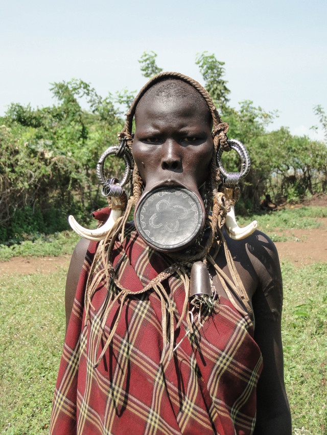 Bộ tộc Mursi có tập tục độc đáo: Nhổ răng sẽ gặp nhiều may mắn - Hình 4 Bo toc Mursi co tap tuc doc dao: Nho rang se gap nhieu may man-Hinh-4