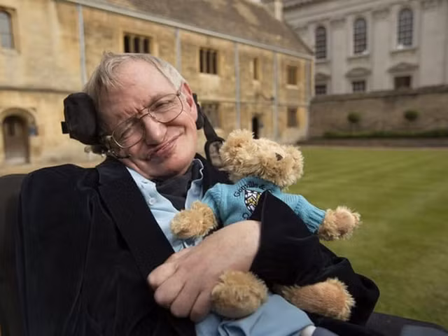 Co may thoi gian duoi goc nhin cua thien tai vat ly Stephen Hawking-Hinh-8