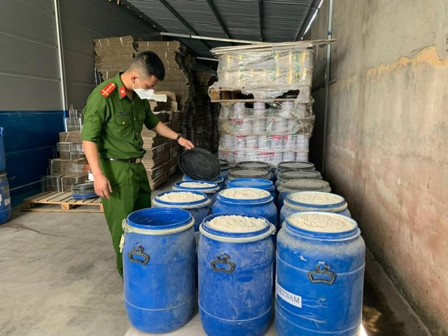 Khởi tố Công ty Sữa Hà Lan vụ án sản xuất, buôn bán hàng giả là thực phẩm Khoi to Cong ty Sua Ha Lan vu an san xuat, buon ban hang gia la thuc pham